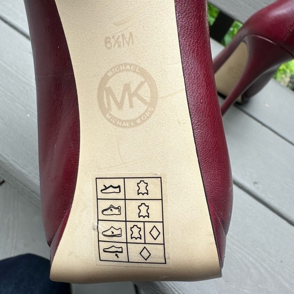 Maroon Michael Kors leather platform pumps - Picture 5 of 8